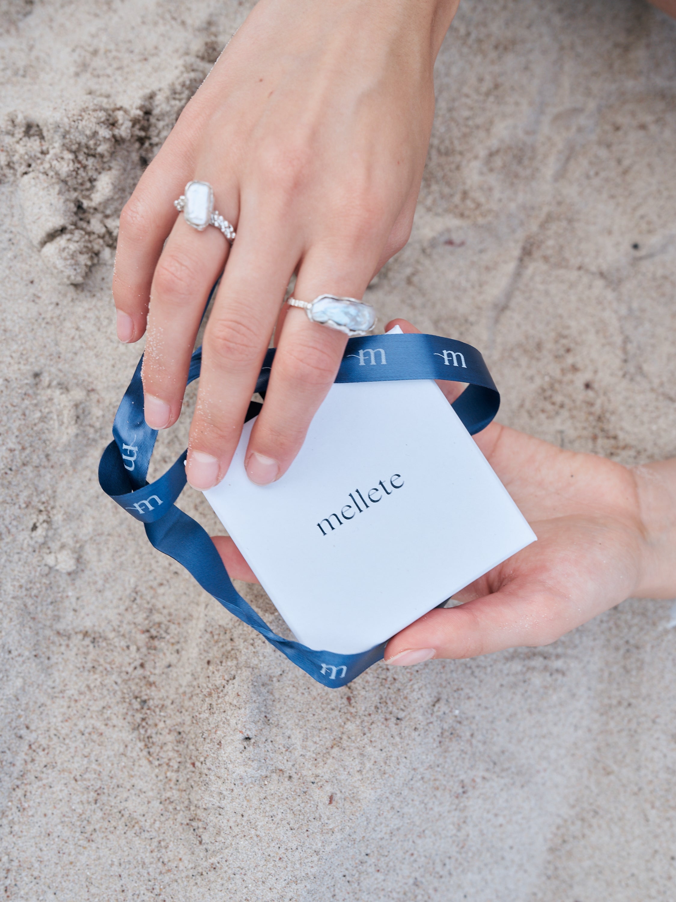 papuošalų su perlais priežiūra: trumpas gidas, kaip išsaugoti perlo spindesį